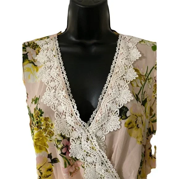 Love Tree M Floral Blush Lace Trim Romper - Picture 3 of 6